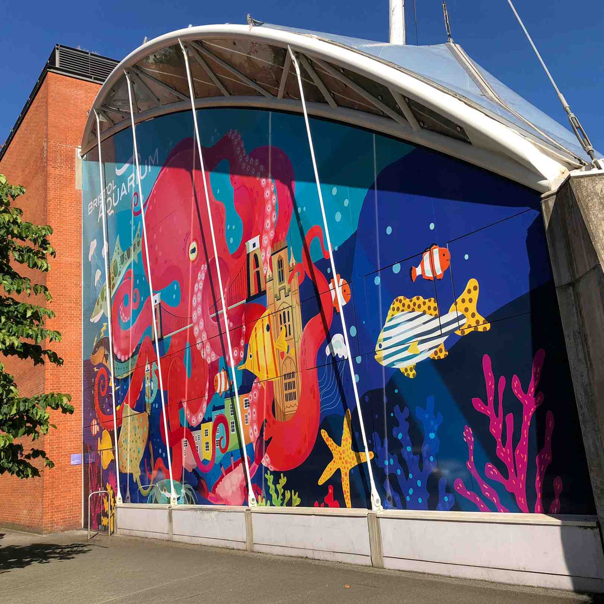Colorful aquarium facade graphics, from the Metamark MD5-AB gallery.
