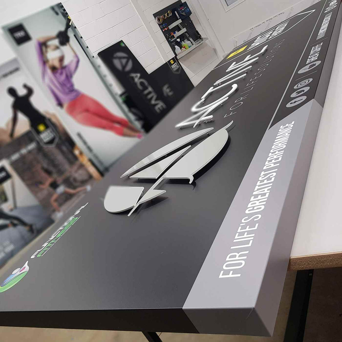 Sign panel on a workshop table, from the Metamark MD5-GB gallery.